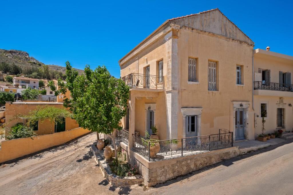 Το κτήριο όπου στεγάζεται  το διαμέρισμα