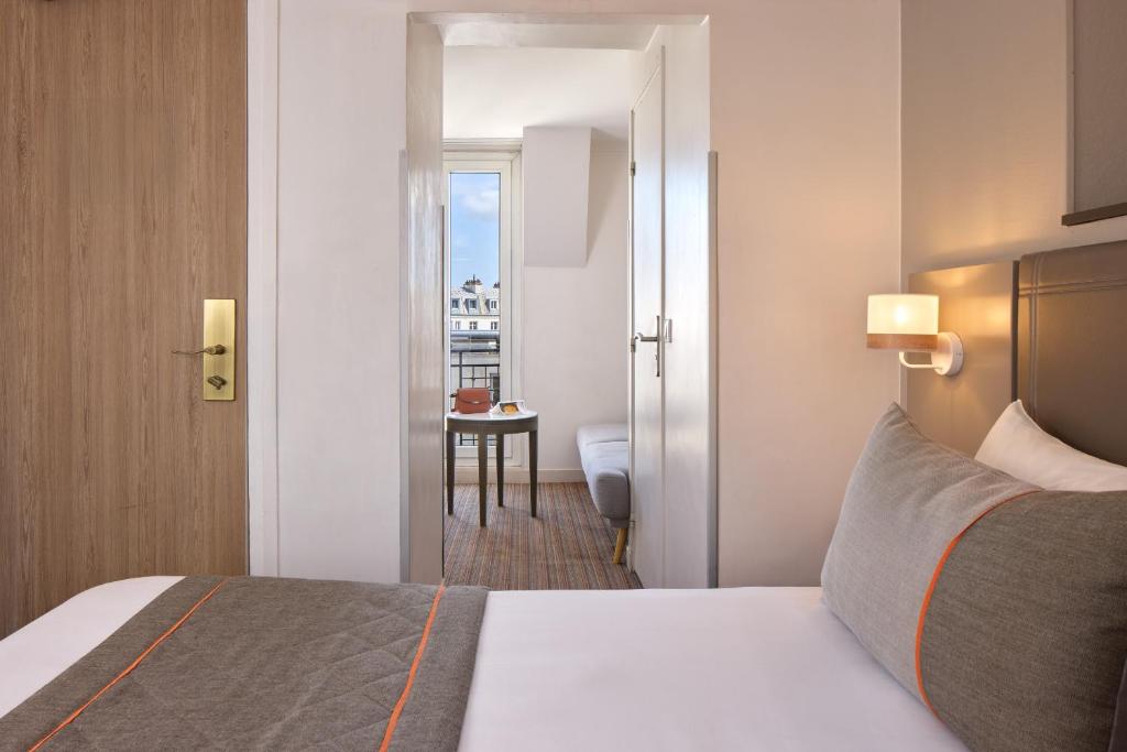 Postel nebo postele na pokoji v ubytování Timhotel Tour Eiffel