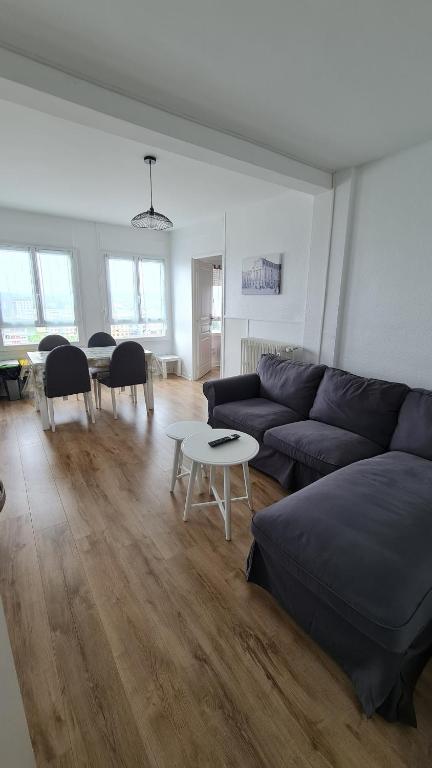 un salon avec un canapé et une table dans l'établissement Belle vue sur Dijon, à Dijon