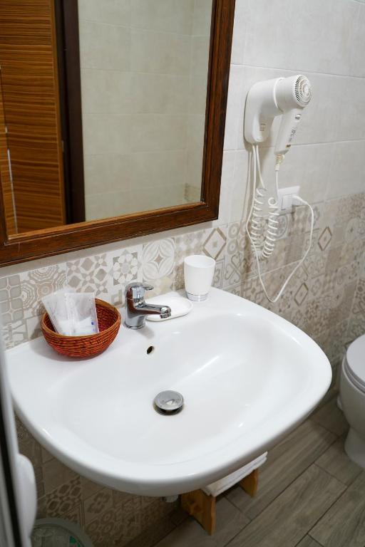 A bathroom at B&B La Dimora di Rosa