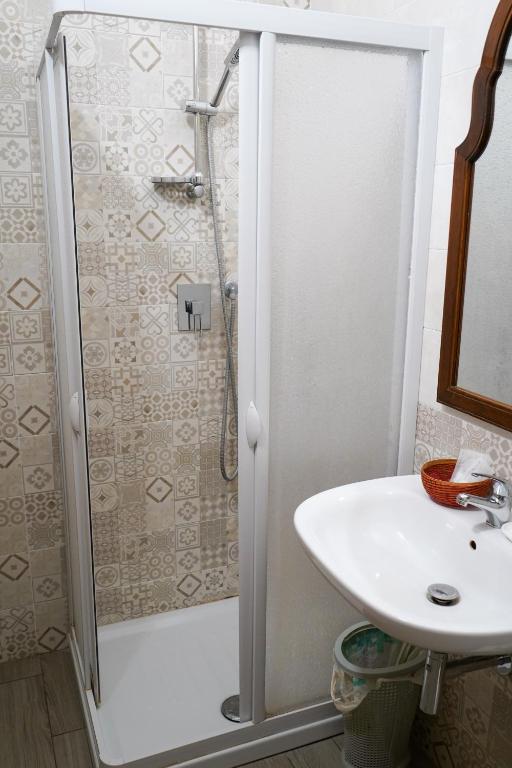 A bathroom at B&B La Dimora di Rosa