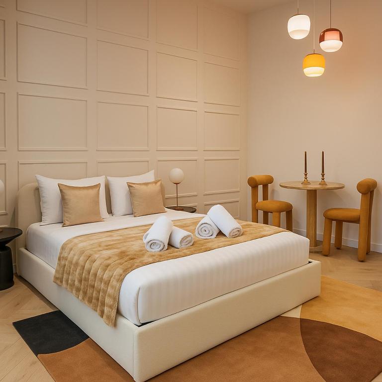 une chambre avec un grand lit blanc avec deux oreillers dans l'établissement Elegant Studio Paris X, Gare du Nord, à Paris