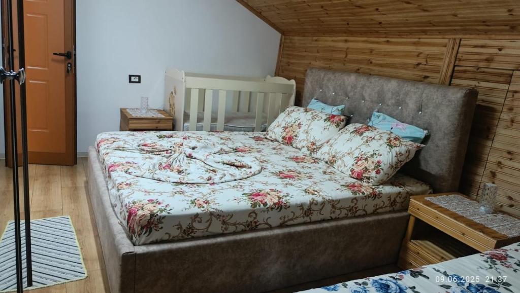 Postel nebo postele na pokoji v ubytování Samuela Cozy Retreat