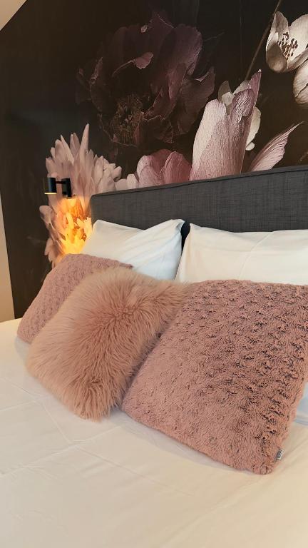 Bon Vert B&B en Café - King Room With Roll-In Shower - Disability Access