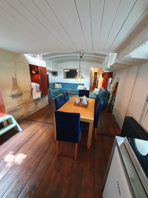 鹿特丹Houseboat holiday apartments Rotterdam的一间带桌椅的餐厅和客厅