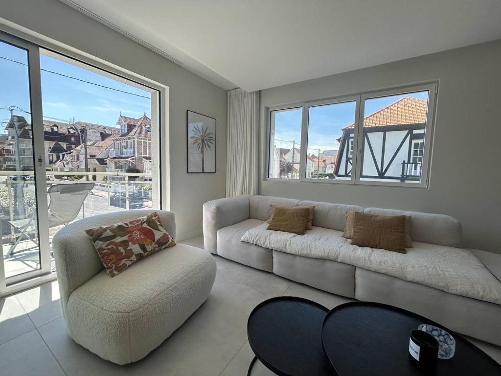 un salon avec un canapé et une chaise dans l'établissement Saintpol25, à Le Touquet-Paris-Plage