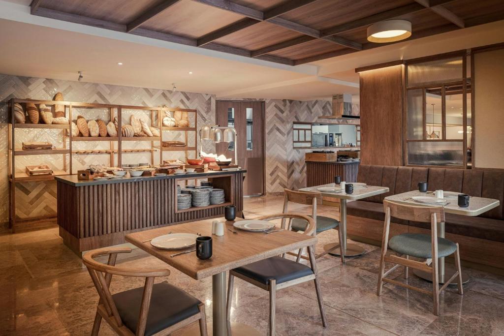 Příslušenství pro přípravu čaje a kávy v ubytování Four Points by Sheraton Tequendama, Bogota