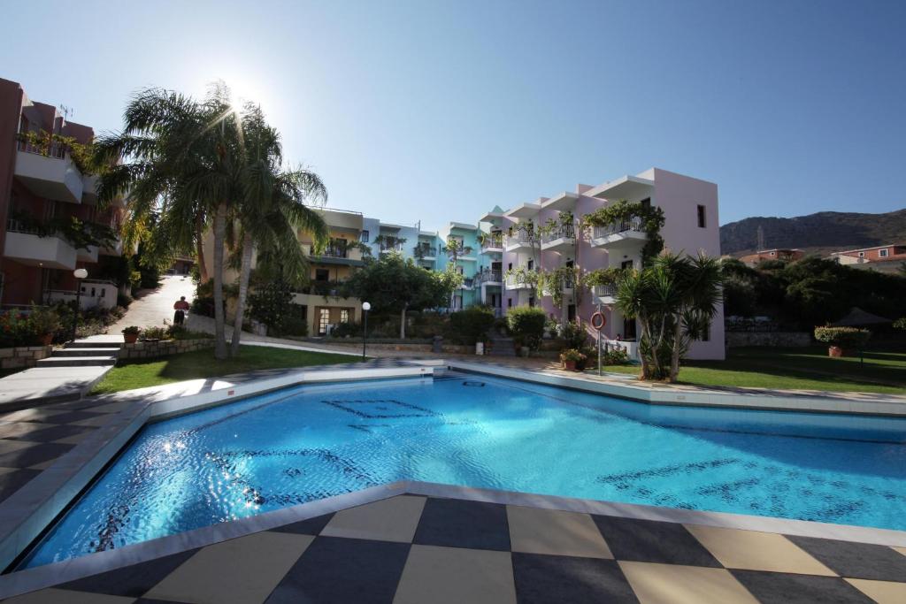 uma piscina no meio de um edifício em Bellos Hotel Apartments em Hersonissos