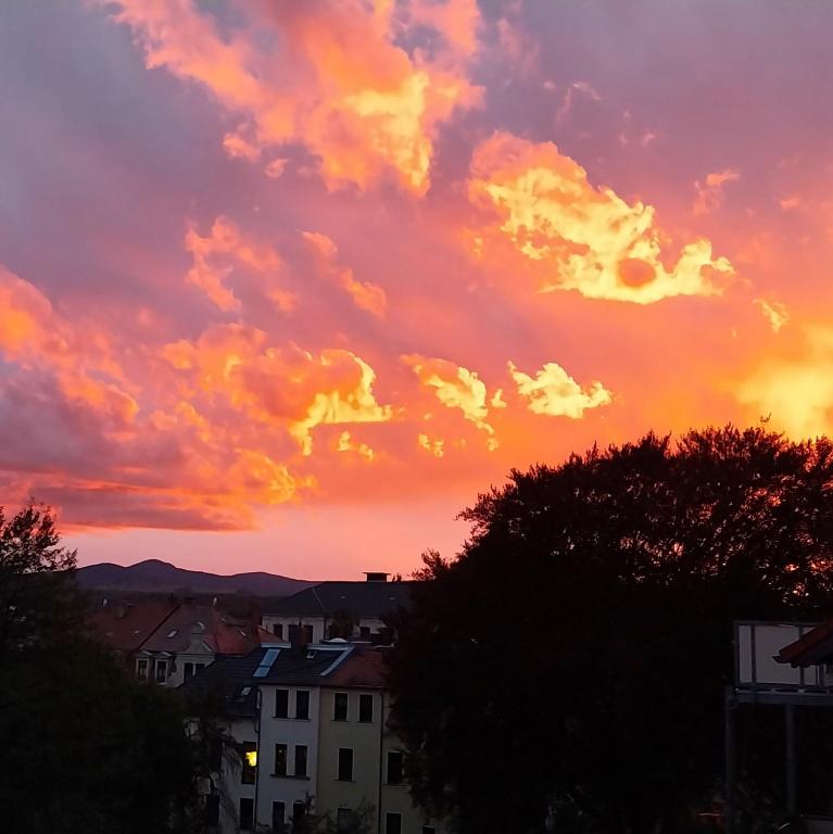 Východ nebo západ slunce při pohledu z apartmánu nebo okolí