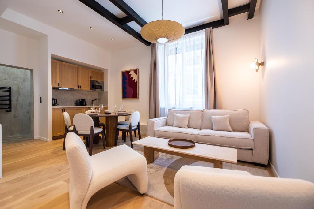 un salon avec un canapé et une table dans l'établissement Chic Flat in Paris Center, à Paris