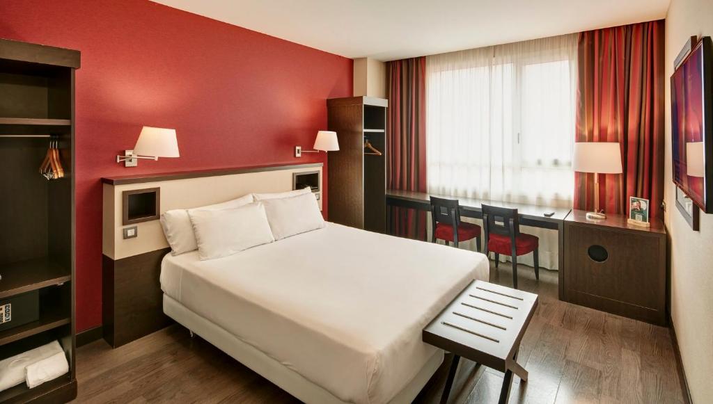 Postel nebo postele na pokoji v ubytování Sercotel Sant Boi