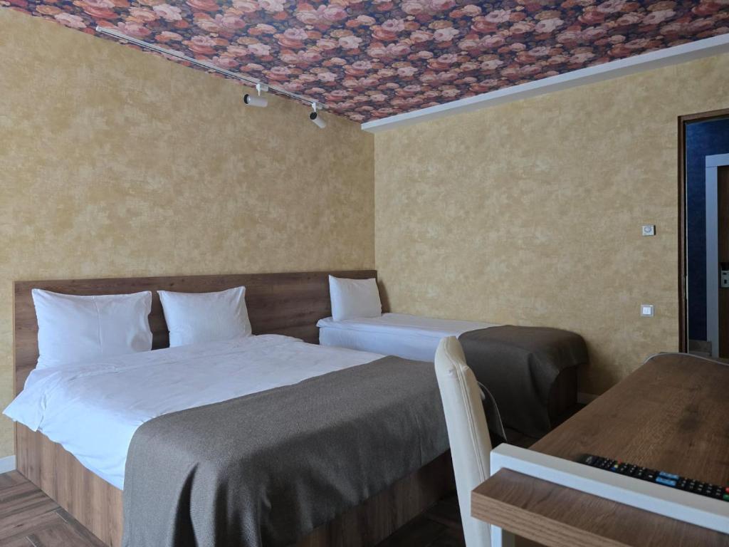 Postel nebo postele na pokoji v ubytování Hotel Nutsa in old Tbilisi