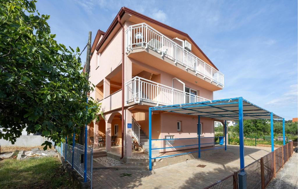 Un edificio con un balcón en el lateral. en 2 Bedroom Amazing Apartment In Poljica, en Poljica