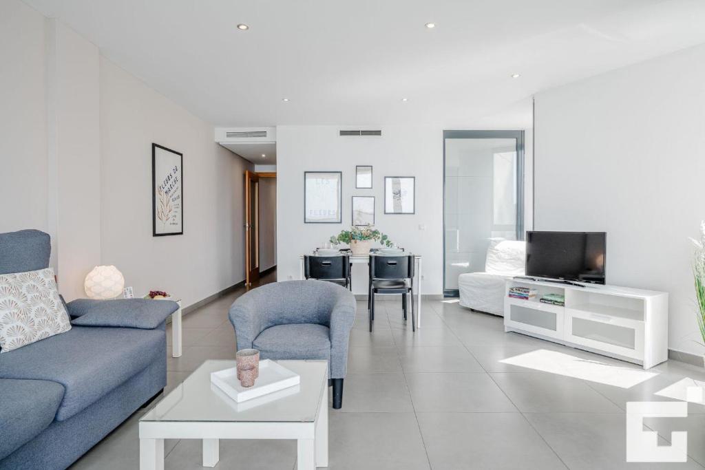 Televízia a/alebo spoločenská miestnosť v ubytovaní Apartamento Bernia al Mar 9A - Grupo Turis