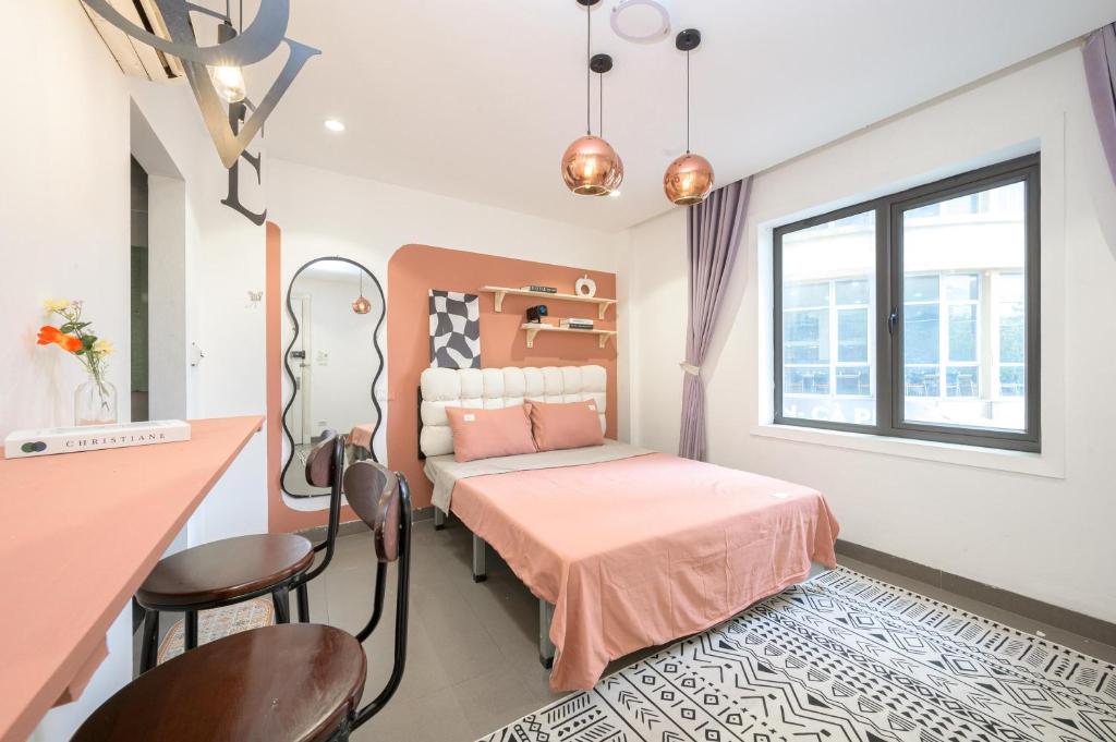 Postel nebo postele na pokoji v ubytování Luxe Hotel Truong Chinh Ha Noi