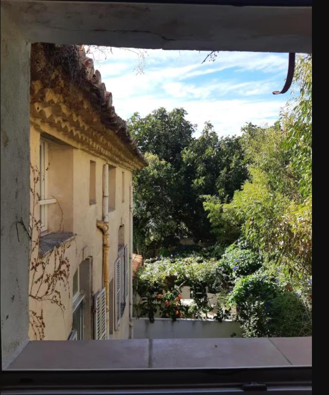 une vue depuis une fenêtre d'un bâtiment dans l'établissement La Campagne au Coeur du Vieux Port, à Marseille