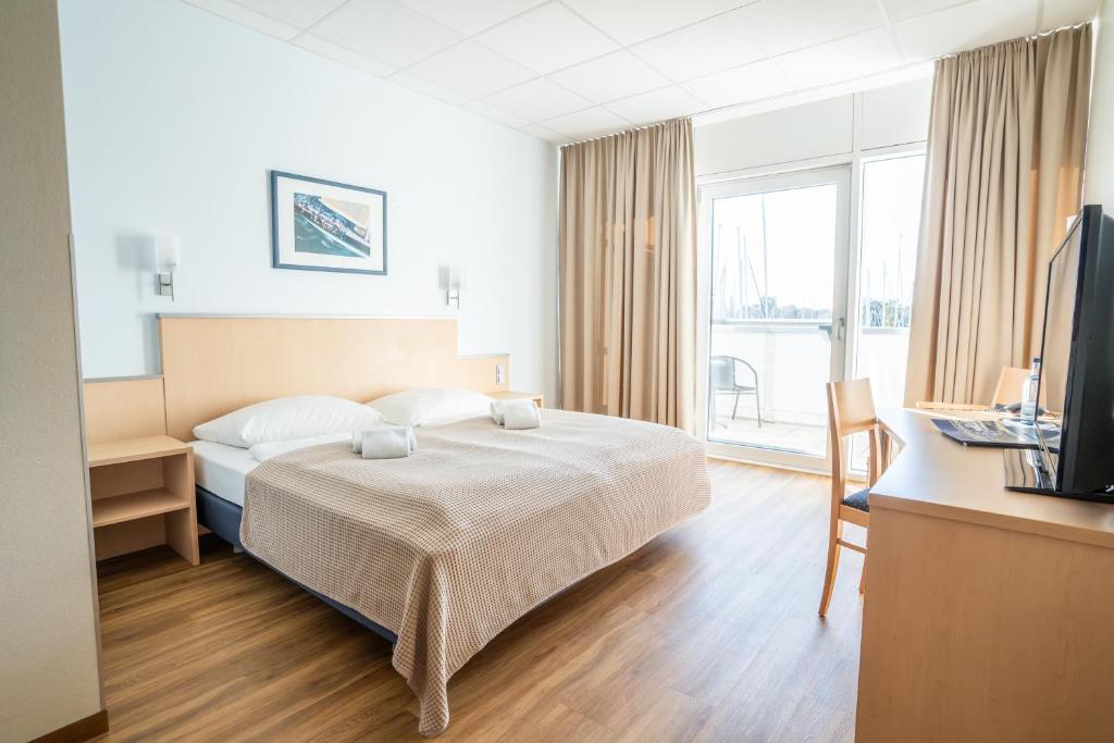 Postel nebo postele na pokoji v ubytování Bodensee Yachthotel Schattmaier