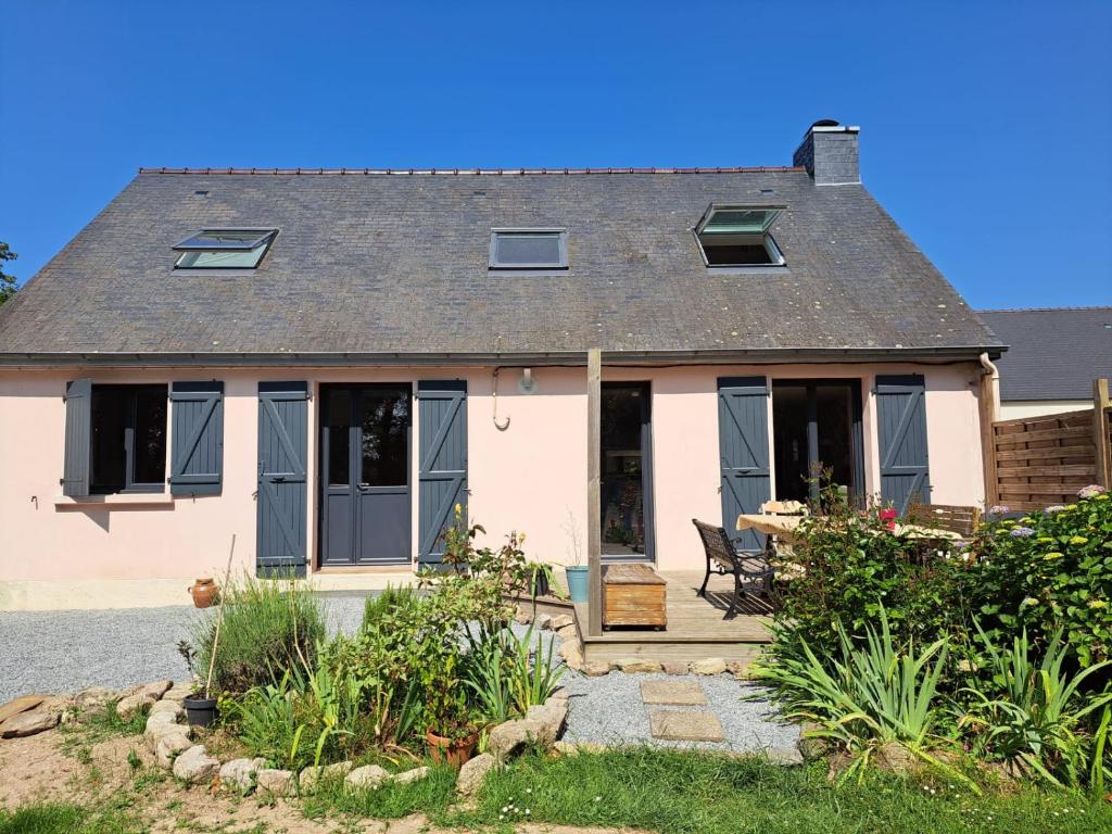 - une vue sur l'extérieur d'une maison dans l'établissement Maison avec grand jardin ludique proche mer, à Guérande