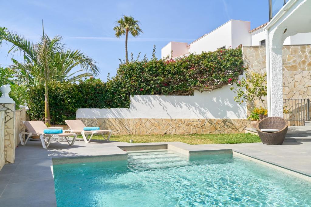 basen na podwórku domu w obiekcie Wonderful Villa Burriana Beach w mieście Nerja