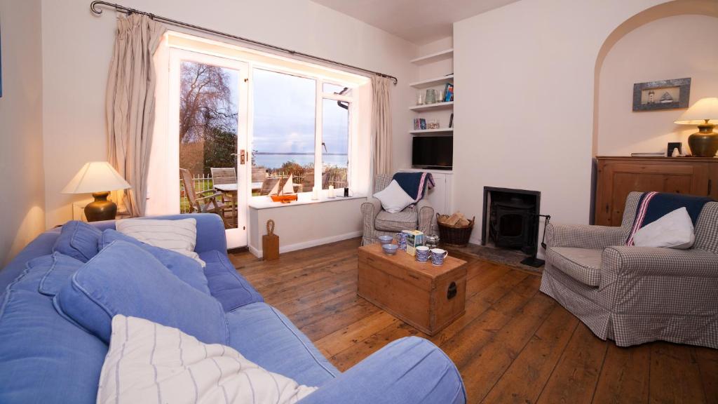 Televiisor ja/või meelelahutuskeskus majutusasutuses Fort Victoria Cottages - Solent Cottage