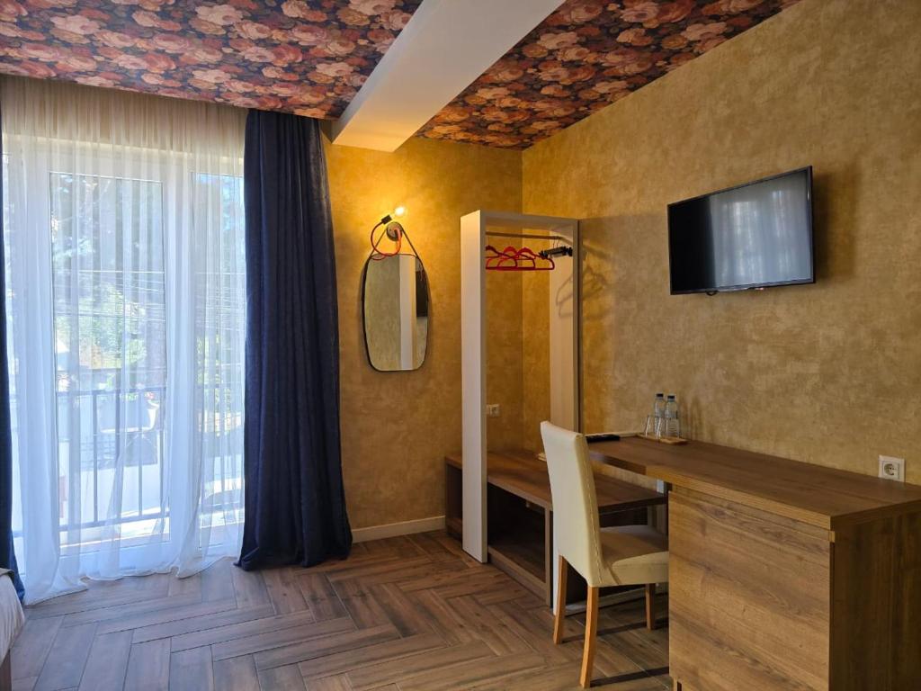TV a/nebo společenská místnost v ubytování Hotel Nutsa in old Tbilisi