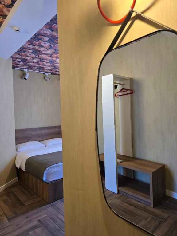 Postel nebo postele na pokoji v ubytování Hotel Nutsa in old Tbilisi