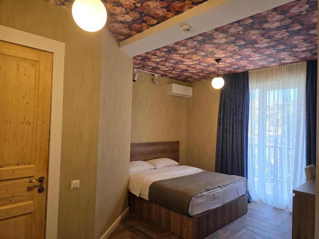 Postel nebo postele na pokoji v ubytování Hotel Nutsa in old Tbilisi