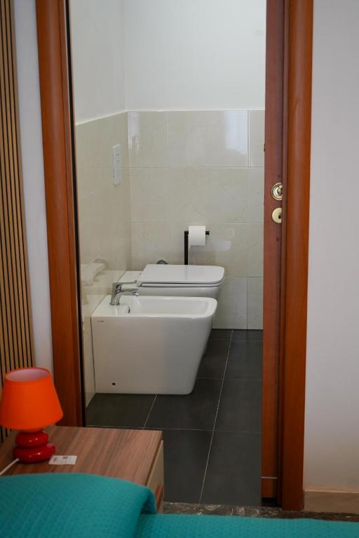 A bathroom at B&B La Dimora di Rosa