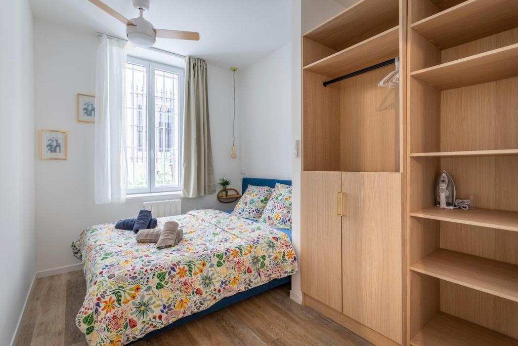 - une petite chambre avec un lit et une étagère dans l'établissement La belle escapade au coeur de Marseille, à Marseille