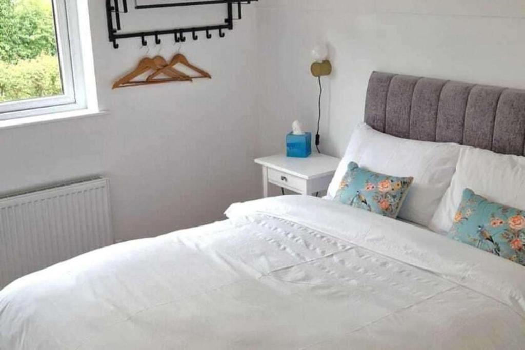 Postel nebo postele na pokoji v ubytování 2 Bed cottage-Sleeps 4-Private Garden-Parking