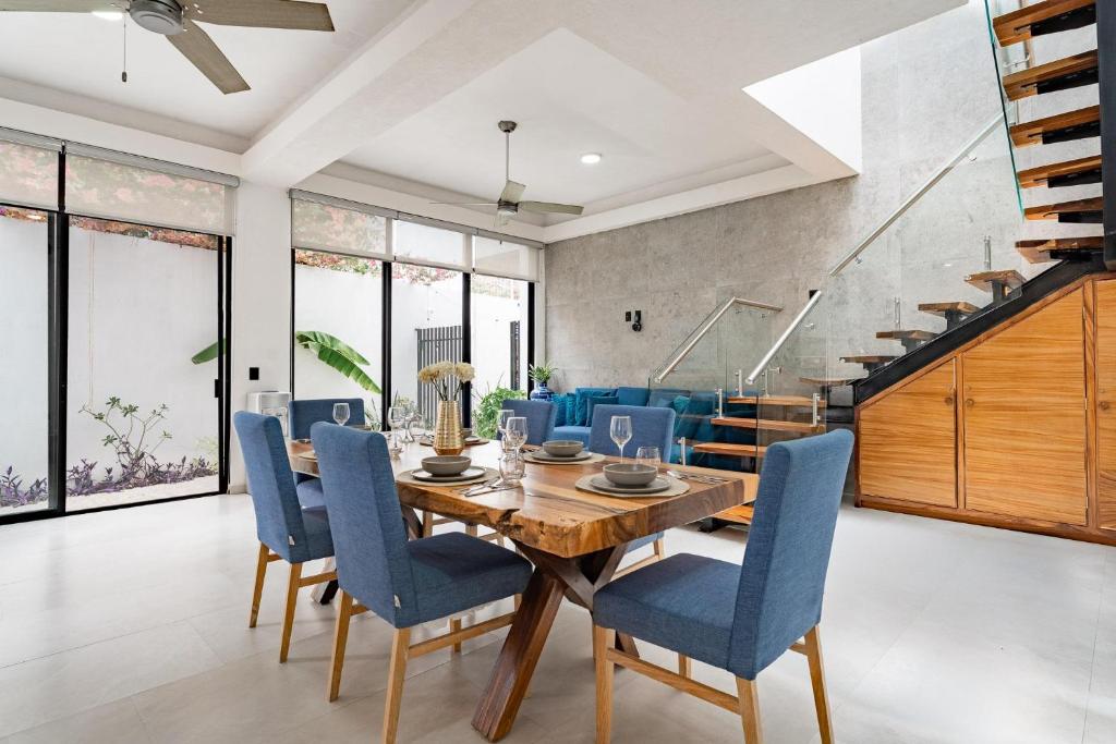 comedor con mesa de madera y sillas azules en 2099 - Casa Hera, en Santa Cruz Huatulco