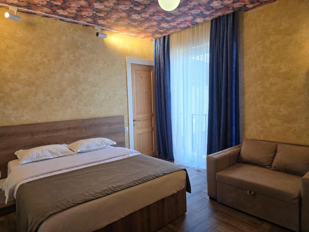 Postel nebo postele na pokoji v ubytování Hotel Nutsa in old Tbilisi