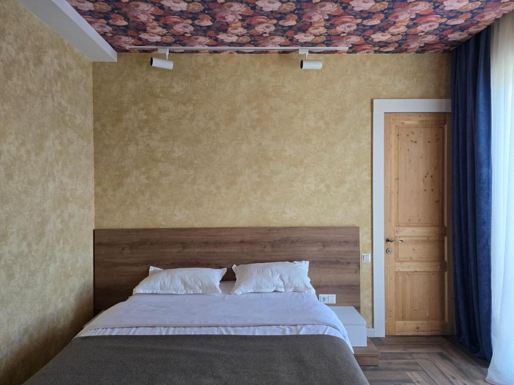 Postel nebo postele na pokoji v ubytování Hotel Nutsa in old Tbilisi