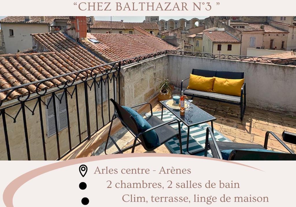 d'un balcon sur le toit avec une table et des chaises. dans l'établissement Chez Balthazar n3 Arles centre, à Arles