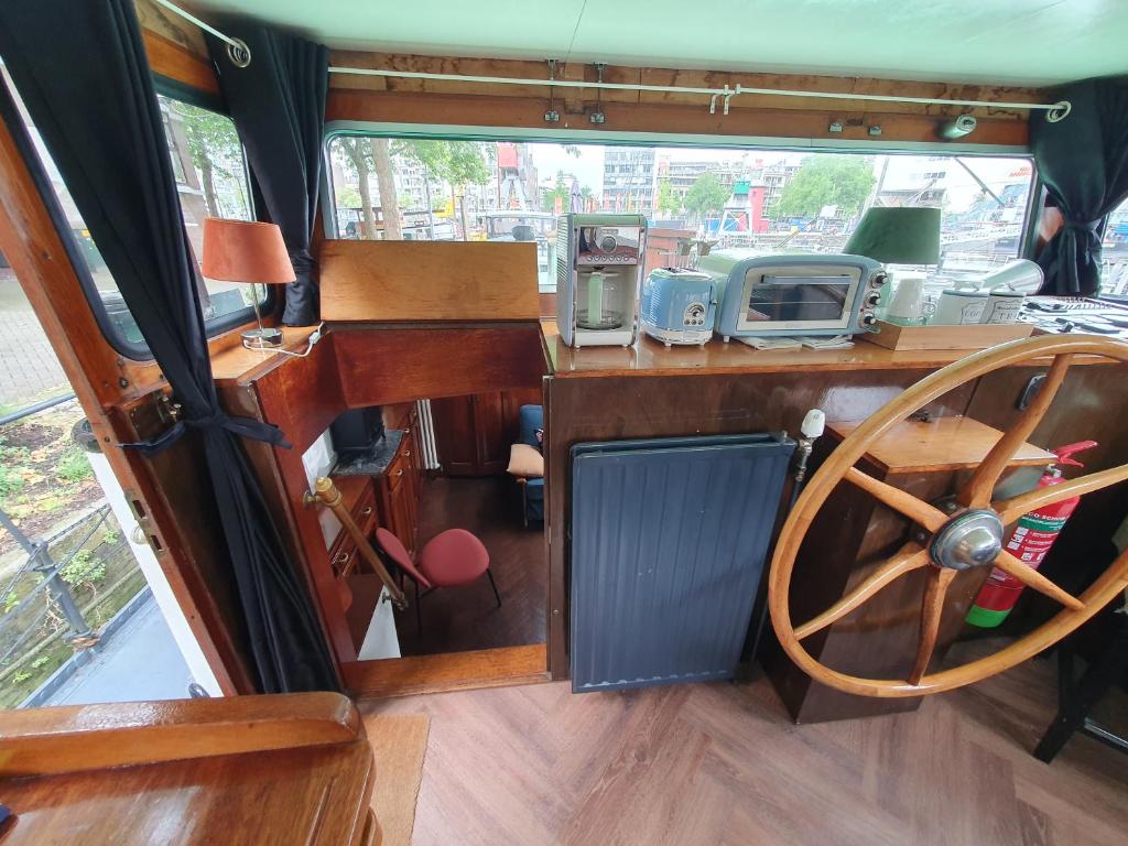 Houseboat holiday apartments Rotterdam - Family Cabin On Boat (2 Adults + 2 Children)