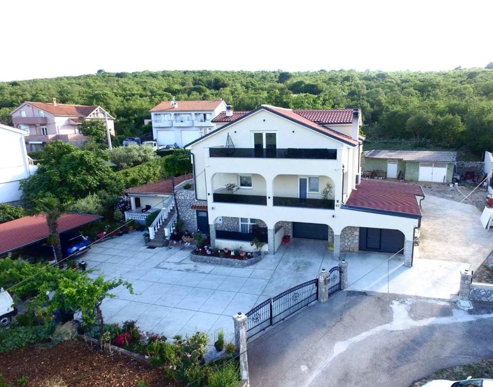an aerial view of a house with a driveway at Countryside Studio Apartment Valentina in Vrh