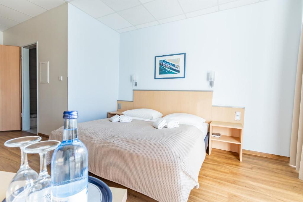 Postel nebo postele na pokoji v ubytování Bodensee Yachthotel Schattmaier