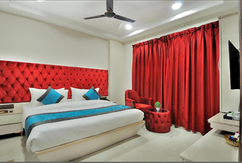 Postel nebo postele na pokoji v ubytování Hotel Delhi fab' Near Rk ashram Metro'5mins distance New Delhi Railway Station'Trinetra Hotels Group