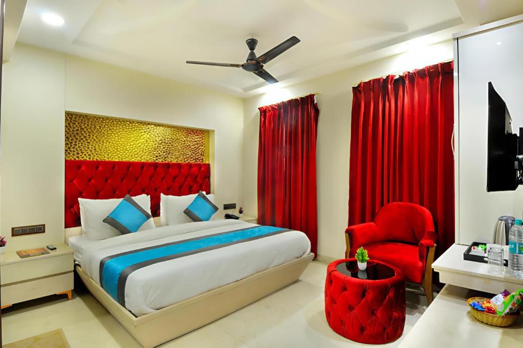 Postel nebo postele na pokoji v ubytování Hotel Delhi fab' Near Rk ashram Metro'5mins distance New Delhi Railway Station'Trinetra Hotels Group