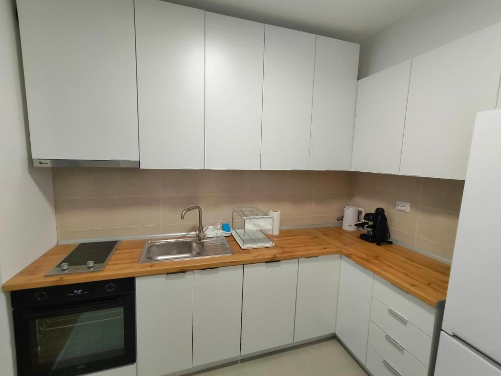Kuchyň nebo kuchyňský kout v ubytování DB Apartment