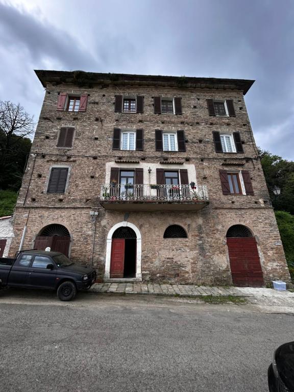un bâtiment avec une voiture garée devant dans l'établissement Charming apartment in Corsican Village, à Vescovato