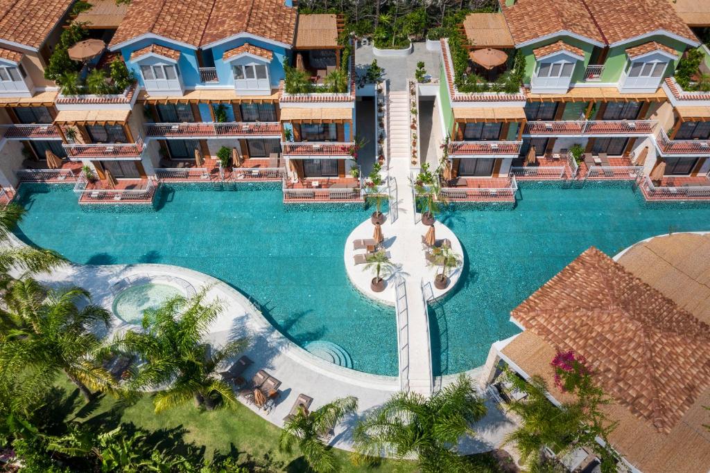 The swimming pool at or close to La Boutique Maya