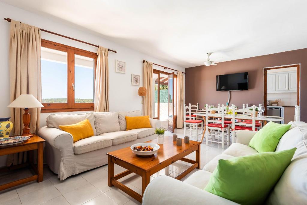 TV a/nebo společenská místnost v ubytování Villa Vista Alegre - Cala Galdana