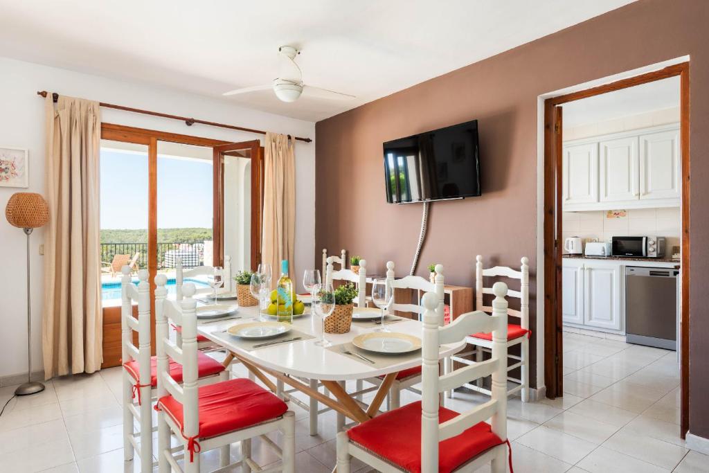 TV a/nebo společenská místnost v ubytování Villa Vista Alegre - Cala Galdana