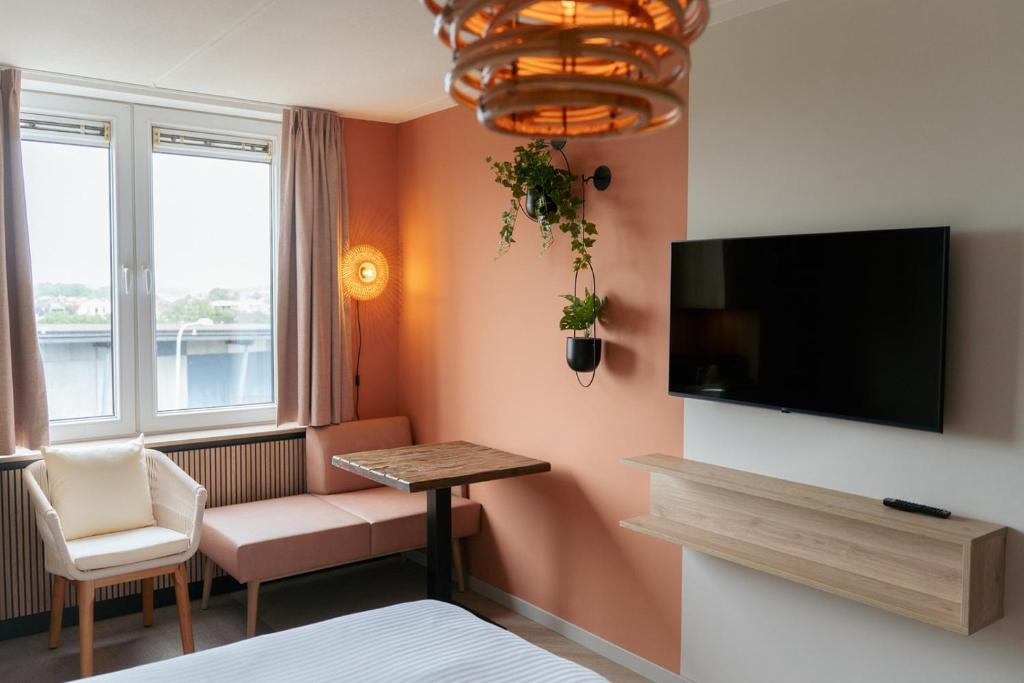 TV a/nebo společenská místnost v ubytování Beachfront Boutiquehotel