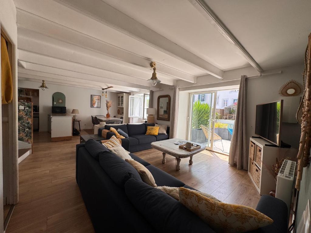 TV a/nebo společenská místnost v ubytování Maison au coeur du port de Sauzon