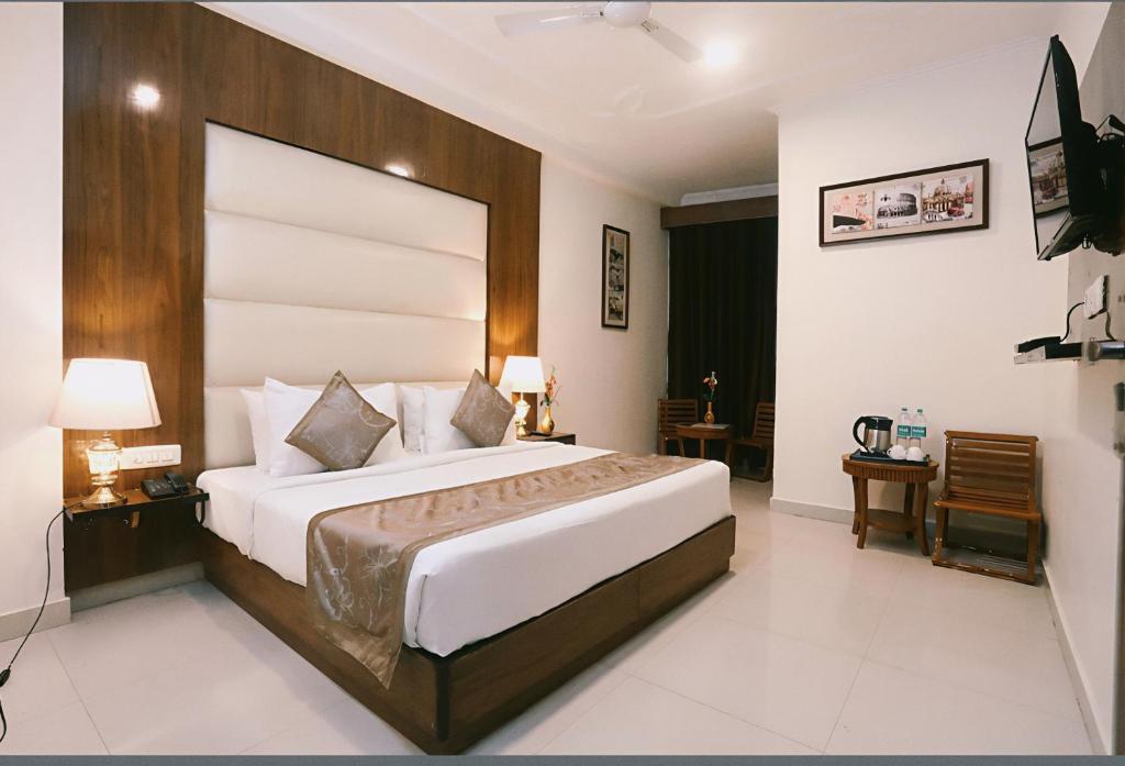 Postel nebo postele na pokoji v ubytování Hotel Delhi fab' Near Rk ashram Metro'5mins distance New Delhi Railway Station'Trinetra Hotels Group