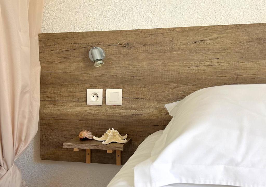 Postel nebo postele na pokoji v ubytování Hôtel Le Carnon