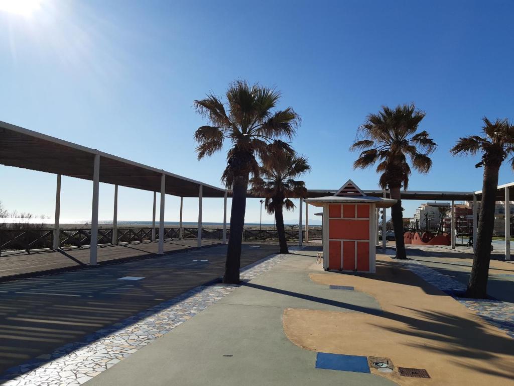 Basen w obiekcie Superbe T2 Climatisé avec Terrasse - 4 Pers, Ascenseur, Parking Privé, à 400m de la Plage - FR-1-727-15 lub w pobliżu