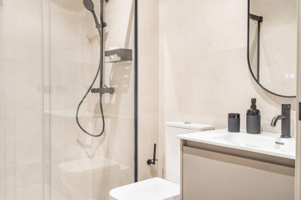 Koupelna v ubytování Modern with swimming pool- 2Bd 2Bth- Triana